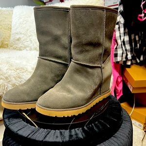 Ugg Classic Femme Short, Size 8